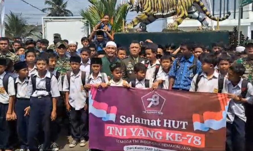 Guru dan siswa-siswi SMP Islam Langensari,beri Ucapan Selamat Hut TNI Ke-78