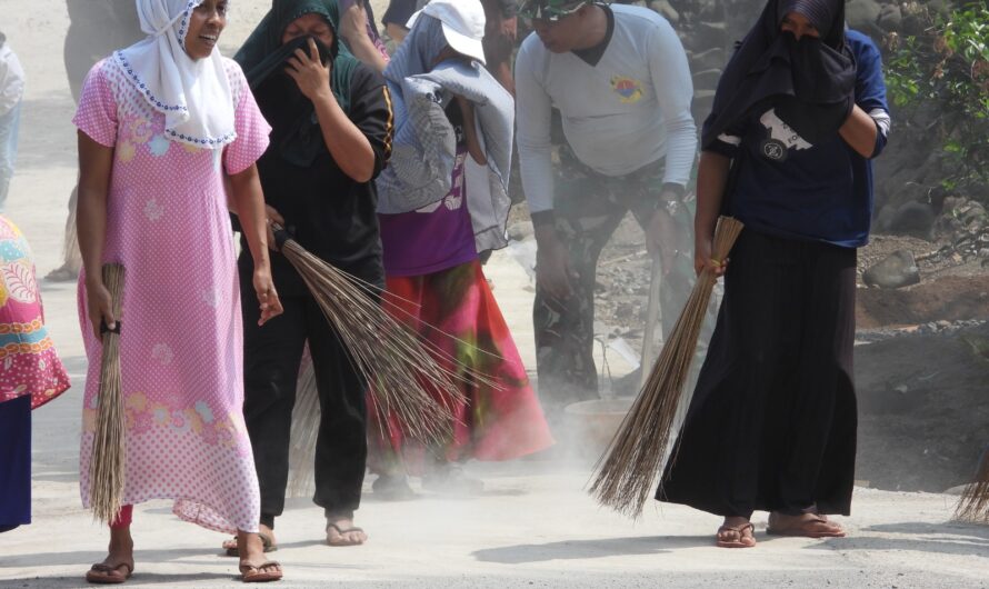 Kompaknya Ibu-Ibu Bersama Anggota Satgas TMMD Bersihkan Jalan Rabat Beton Sebelum Dilapisi Aspal