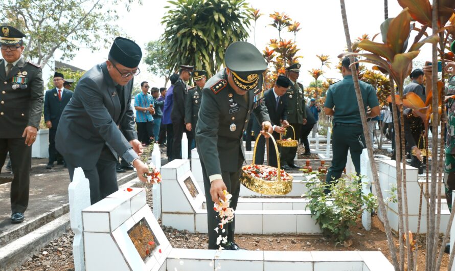 Hari Pahlawan ke-78 Dandim 0613/Ciamis mengikuti upacara ziarah dan tabur bunga di TMP Kusuma Bangsa Imbanagara Kab. Ciamis