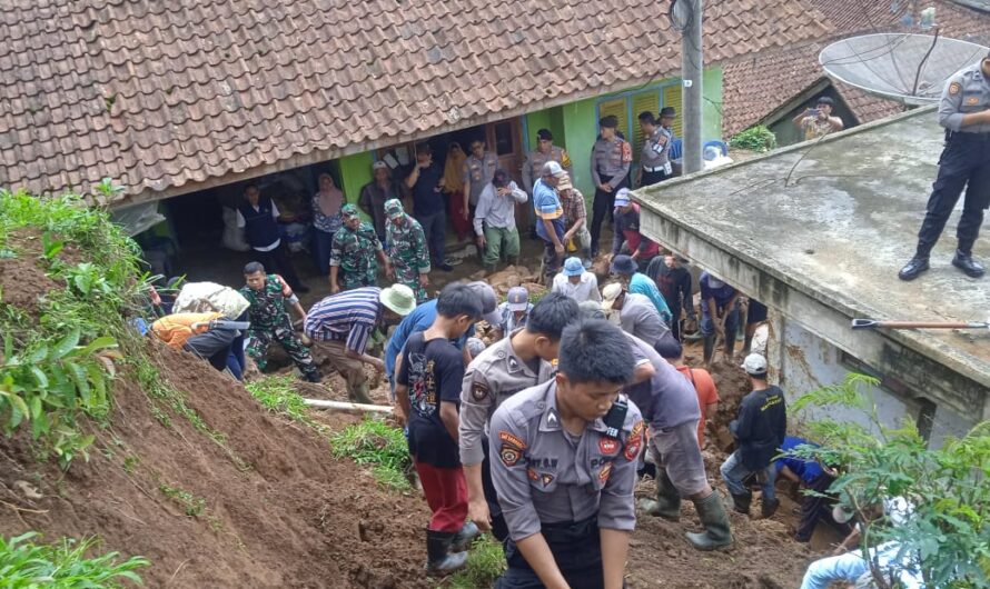 Aparat gabungan TNI-Polri bersihkan Material Pasca longsor diCihaurbeuti