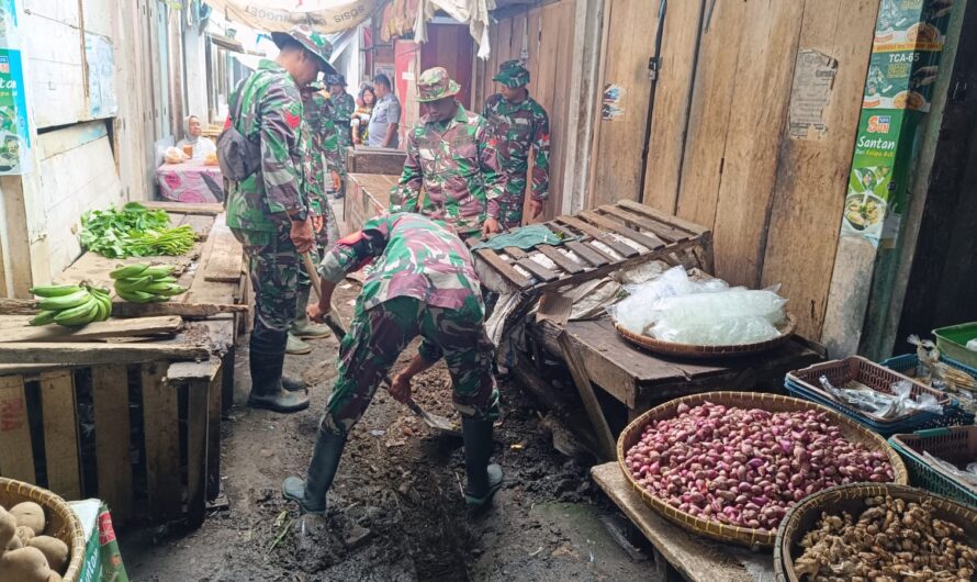 Cegah penyakit dan potensi banjir,anggota Koramil 1317/Banjarsari bersihkan parit pasar