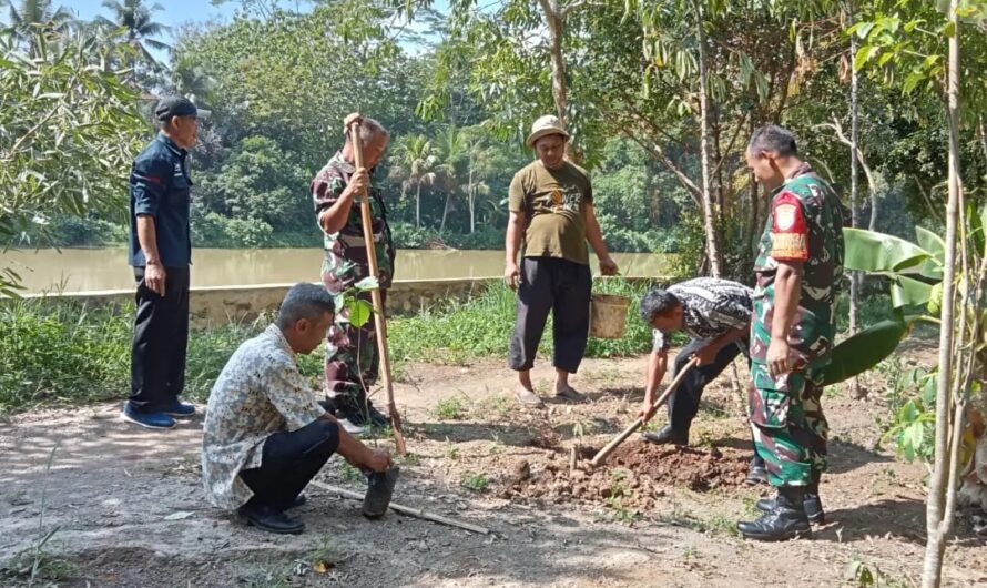 Upaya pencegahan banjir, Anggota Koramil 1303/Cijeunjing bersama masyarakat Karya bakti Penanaman Pohon