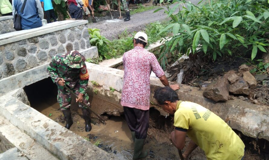 Aksi kemanunggalan TNI dengan Rakyat, Babinsa Serma Sungkono bersama warga  gotong royong perbaiki saluran irigasi