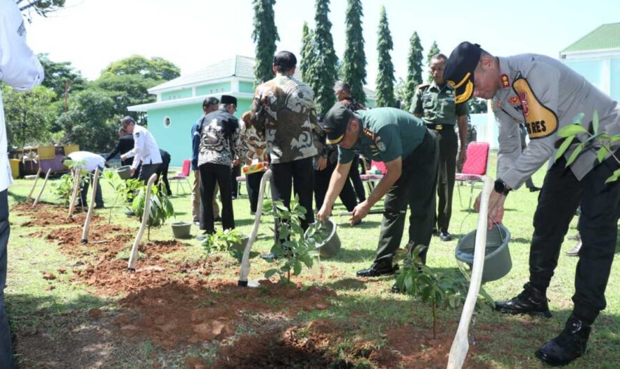 Dandim 0613 bersama Forkopimda Ciamis penanaman pohon di Area Islamic Centre