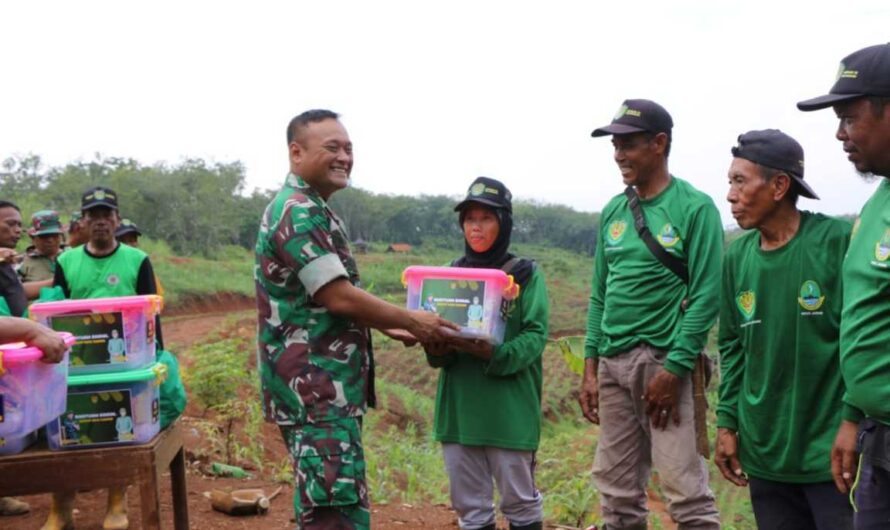 Dandim dan Ketua Persit KCK Cab XXIV Dim 0613/Ciamis Berikan Paket Sembako kepada Kelompok Tani  Ciamis