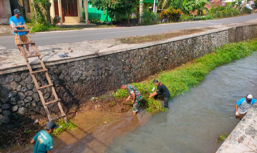 Babinsa Bersama Warga Bersihkan Sungai di Desa Kujang 