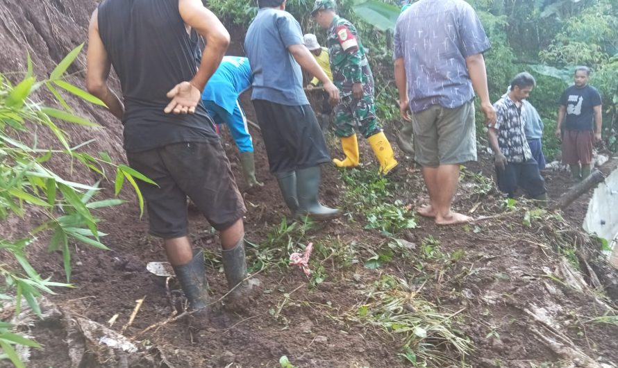 Personel Koramil 1305/Chb Bersama Masyarakat Bersihkan Material Longsor Di Dusun Cikadongdong