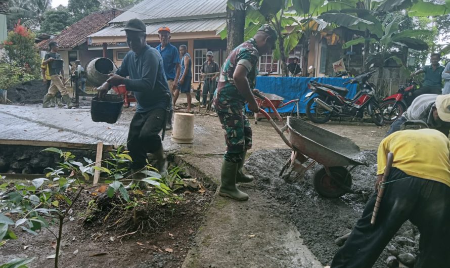 Membangun Desa Bersama Warga, Babinsa Bantu Gotong Royong Pengecoran Jalan