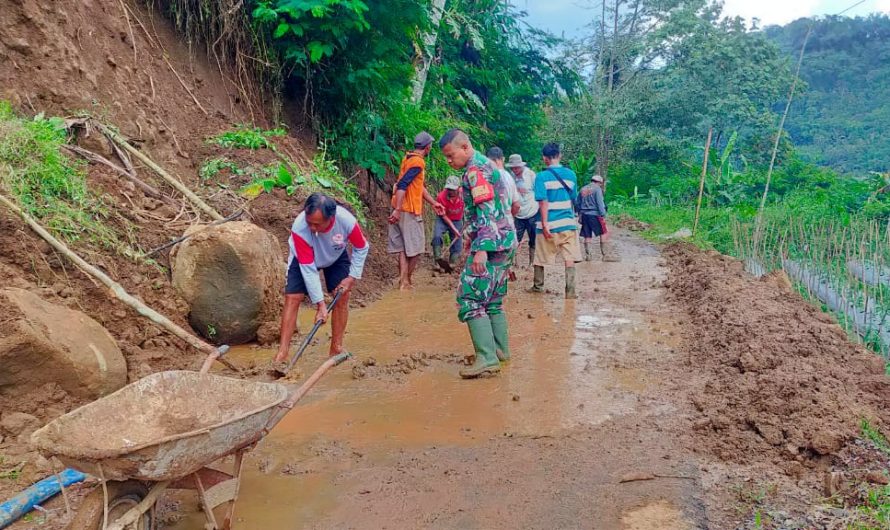Babinsa Koramil 1305/Chb dan Warga Bersihkan Material Longsor di Jalan Dusun Cikujang Girang