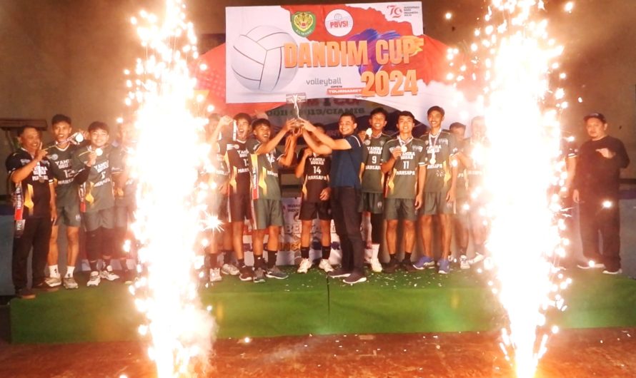 Dandim Ciamis,serahkan piala Dandim Cup 2024 kepada pemenang Open Turnamen Volly Ball antar club sekabupaten Ciamis dan Kota Banjar