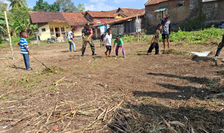 Babinsa Cikoneng Bantu Pembuatan Lapangan Bola Volly Bersama Pemuda