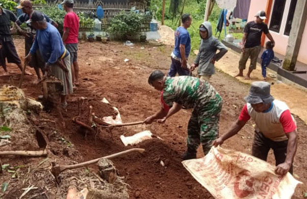 Babinsa Gotong Royong Bersama Warga Pembersihan Jalan Dusun Cigoong