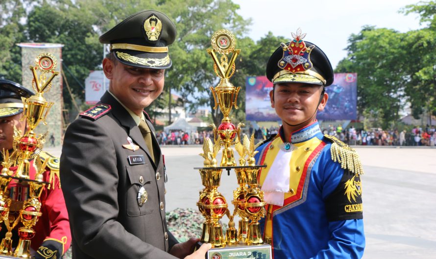 Dandim Ciamis pada Hari Ulang Tahun TNI ke-79 Serahkan  Piala Panglima TNI kepada para juara LKBB