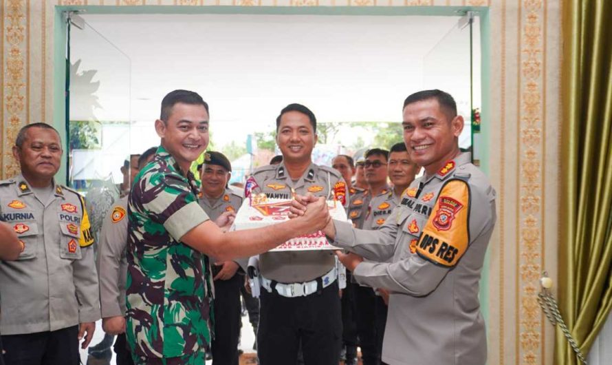 Kejutan kue ulang tahun HUT TNI ke-79 kepada Dandim bersama kedua Kapolres