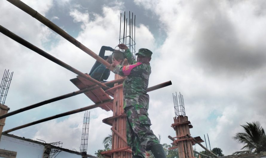 Bersama Masyarakat, Babinsa Goro Pengecoran Tiang Masjid Desa Sirnajaya