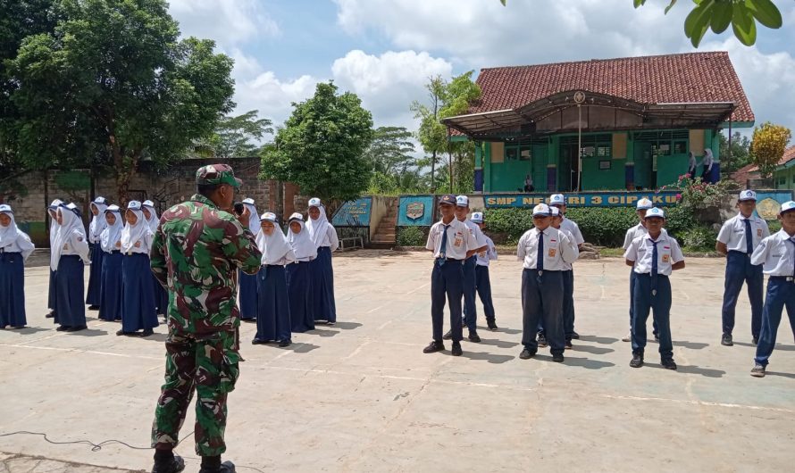 Anggota Koramil 1308/Cipaku Latih Pbb SMPN 3 Cipaku