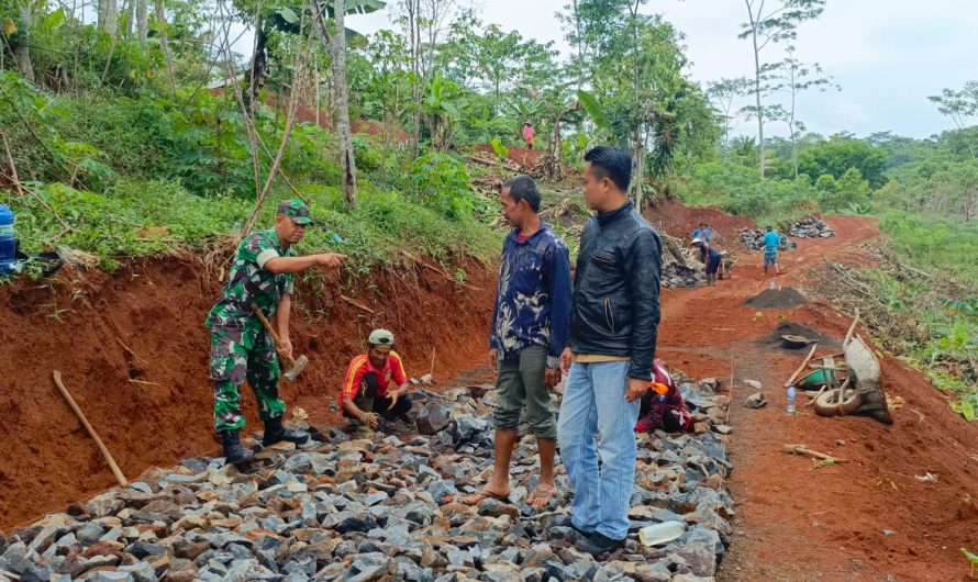 Babinsa Koramil 1307/Kawali bersama warga kerja bakti pengetapan jalan usaha tani