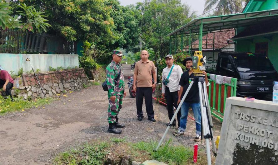 Babinsa Sukamukti dampingi Tim Konsultan Lakukan Pengukuran Jalan