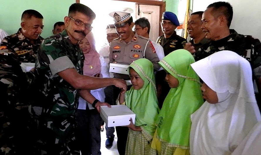 Bakti Sosial Kodim 0613/Ciamis bagikan makanan bergizi kepada siswa-siswi dari SDN 1 Cibereum