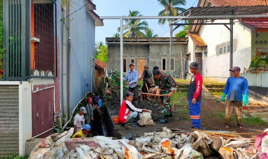 Babinsa Kujang bersama warga Gotong Royong Bersihkan Saluran Air