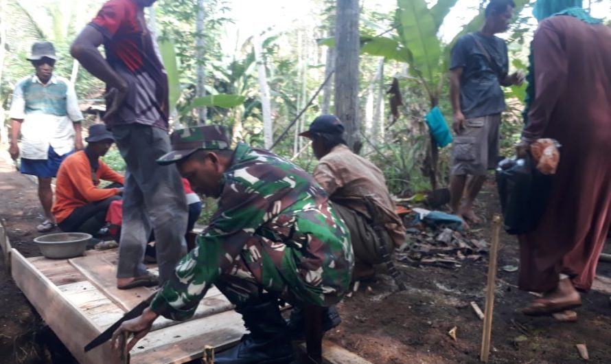 Babinsa Raksabaya Bersama Warga Melaksanakan Karya Bakti Pengecoran Jalan Menuju Pemakaman Umum