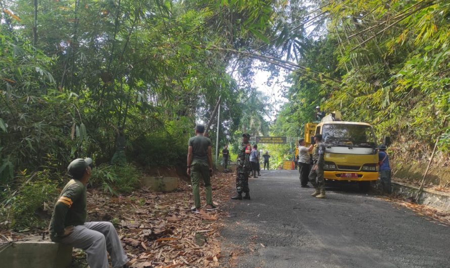 Babinsa Koramil 1313/Banjar pimpin kerja bakti demi menjaga keselamatan warga