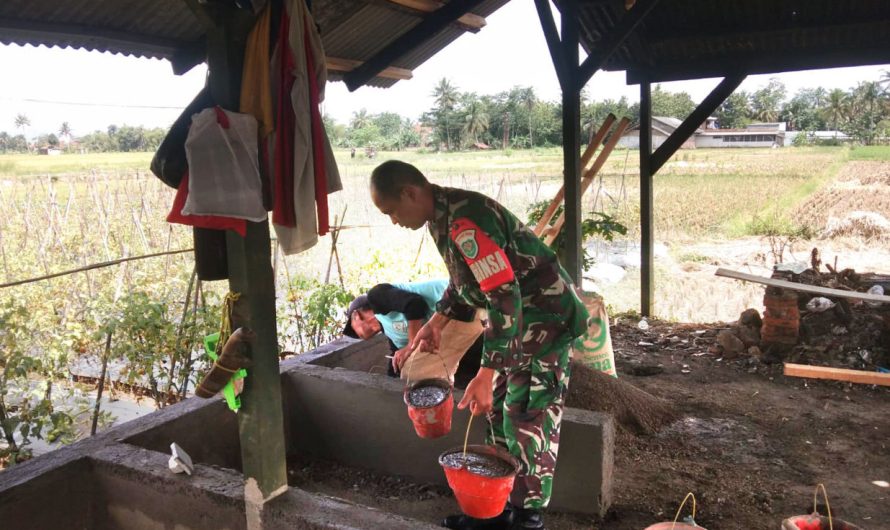 Bangun Semangat Gotong Royong, Babinsa Koramil 1302/Cikoneng  Bantu Warga Dalam Pembuatan Tempat Pemilahan Sampah