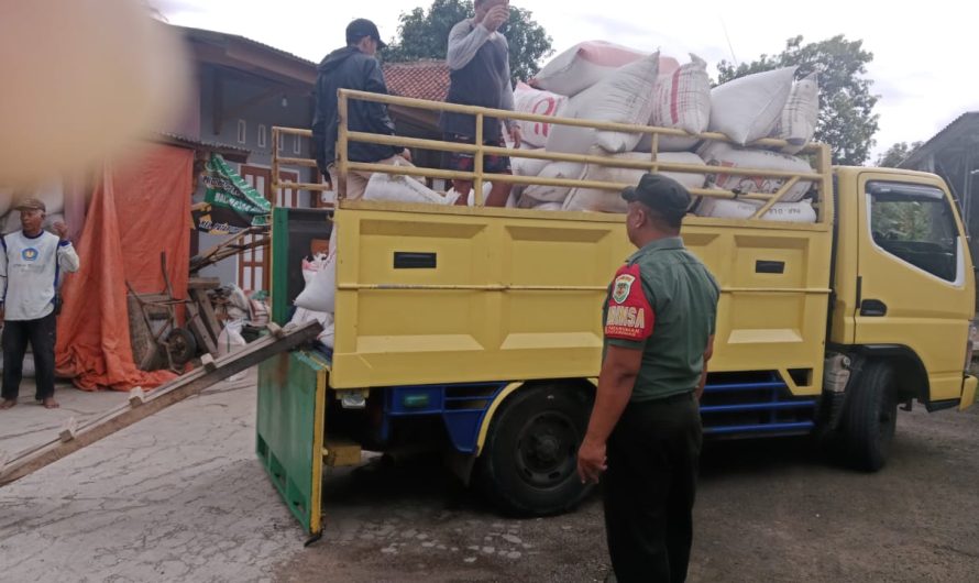 Babinsa Serka Sugiyanto dampingi BULOG  serap gabah petani diwilayah binaan