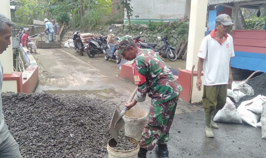 Babinsa Desa Medanglayang Bersama Warga Laksanakan Karya Bhakti Pengecoran Jalan