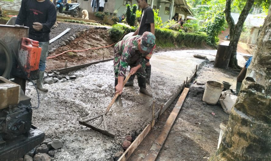 Membangun Desa Bersama Warga, Babinsa Koramil 1312/Cisaga Pengecoran Jalan