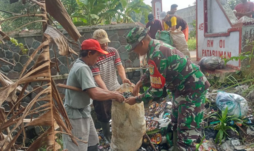 Peduli Lingkungan, Babinsa Koramil Cikoneng Ajak Warga Bersihkan Sampah di Bantaran Sungai Cigayam