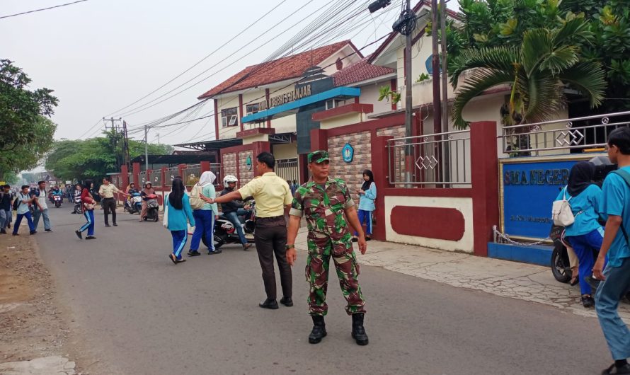 Babinsa Jadi Pelindung Jalan Bagi Siswa di Jam Sekolah