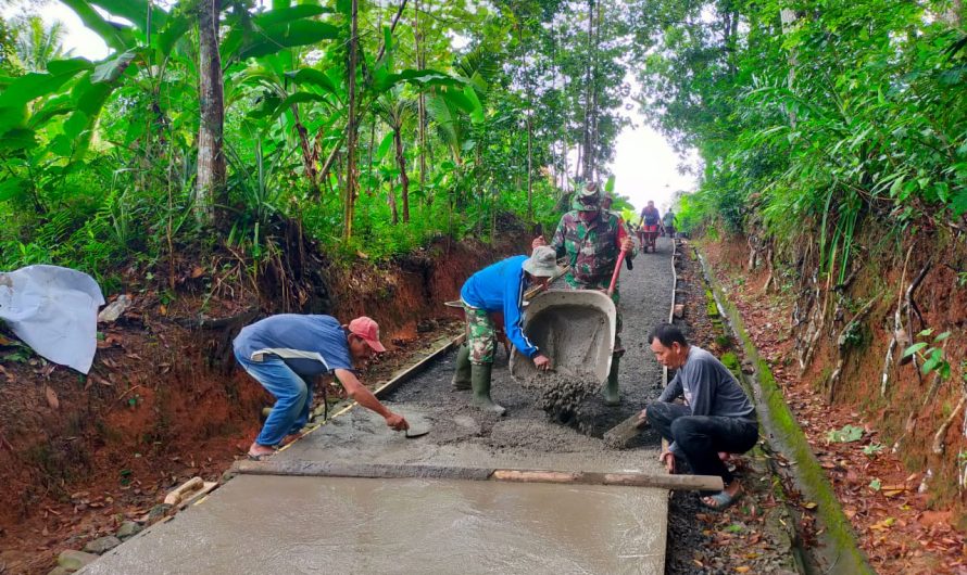 Semangat Gotong Royong! Babinsa Cisaga Cor Jalan Bareng Warga