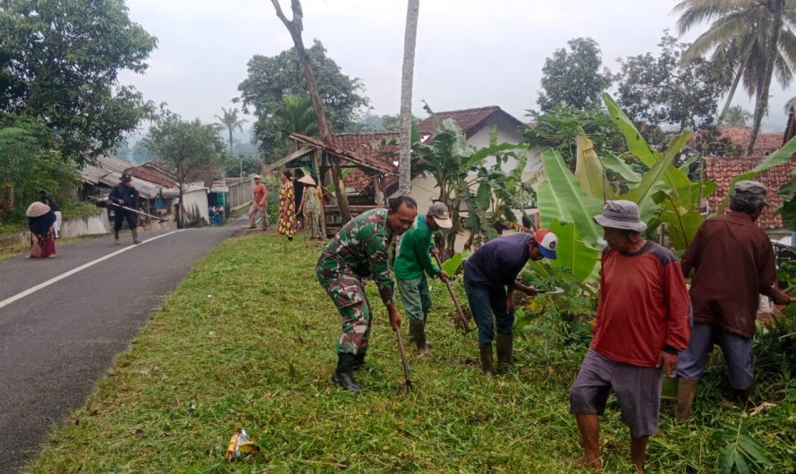 Babinsa Koramil 1305/Cihaurbeuti dan Warga Sukahaji Gotong Royong Bersihkan Jalan Desa
