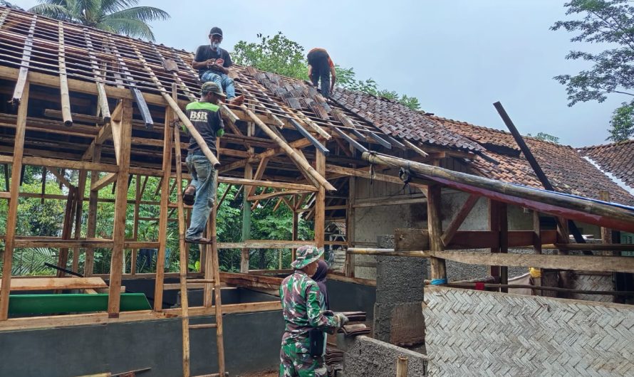 Kuatkan Kemanunggalan, Babinsa Mekarbuana Turun Tangan Bantu Renovasi Rumah Warga