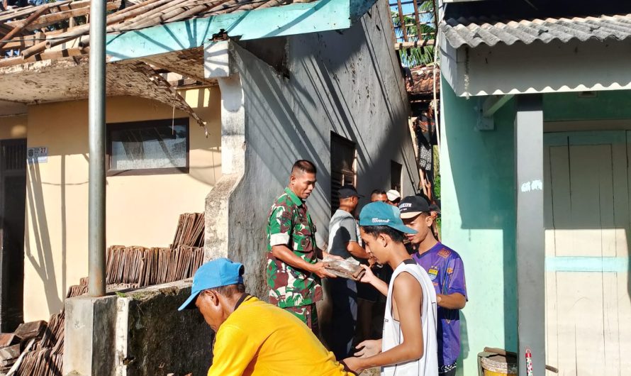 Peduli Warga, Babinsa Koramil 1318/Langensari Bantu Perbaikan Atap Rumah