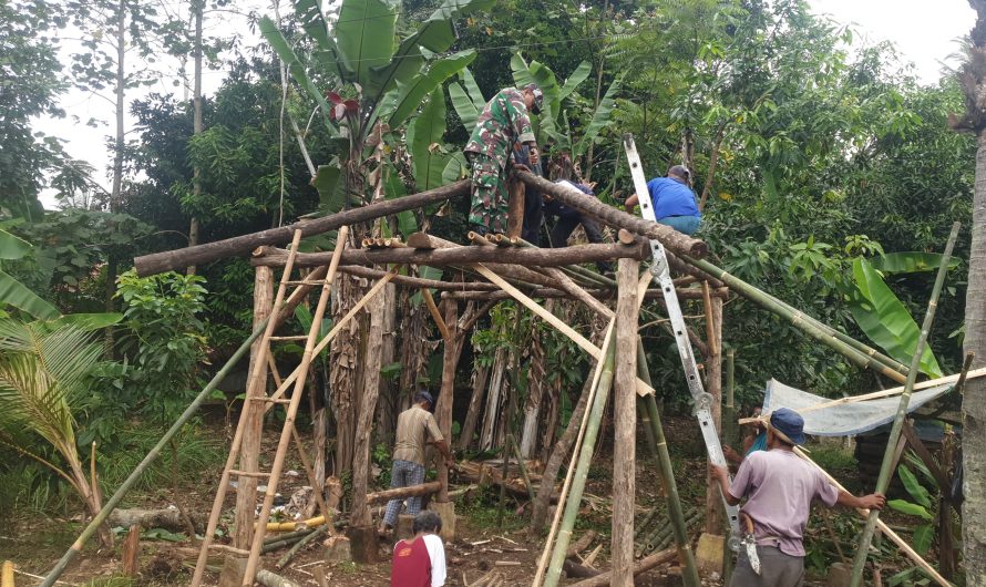 Tingkatkan Keamanan Lingkungan, Babinsa dan Warga Bangun Pos Ronda di Desa Neglasari