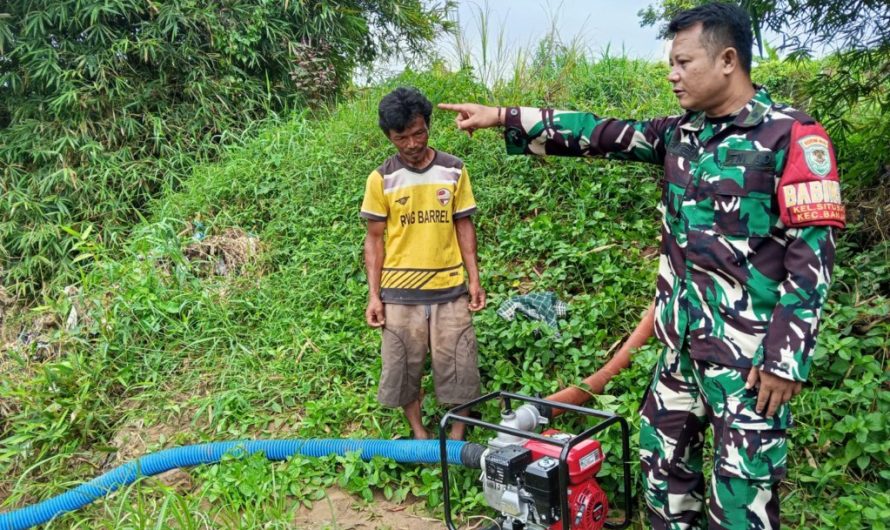 Babinsa Situbatu Dampingi Petani Manfaatkan Pompa Brigade untuk Jaga Produksi Pertanian