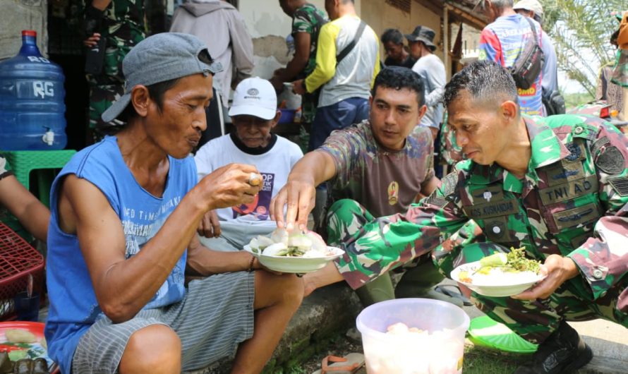 Kebersamaan Satgas TMMD ke-126 dan Warga Terjalin Hangat Saat Makan Bersama