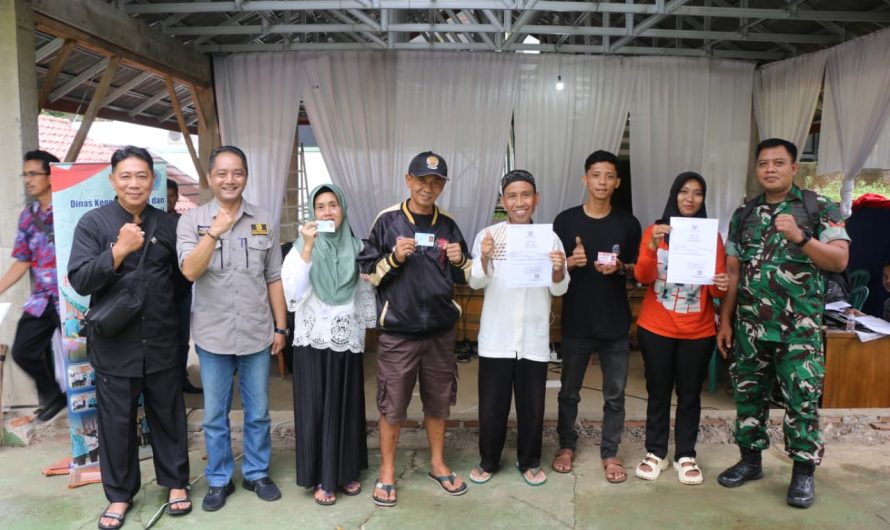Sinergi TNI dan Dispendukcapil, Warga Desa Sukamulya Antusias Urus Dokumen Kependudukan Saat TMMD Ke-126