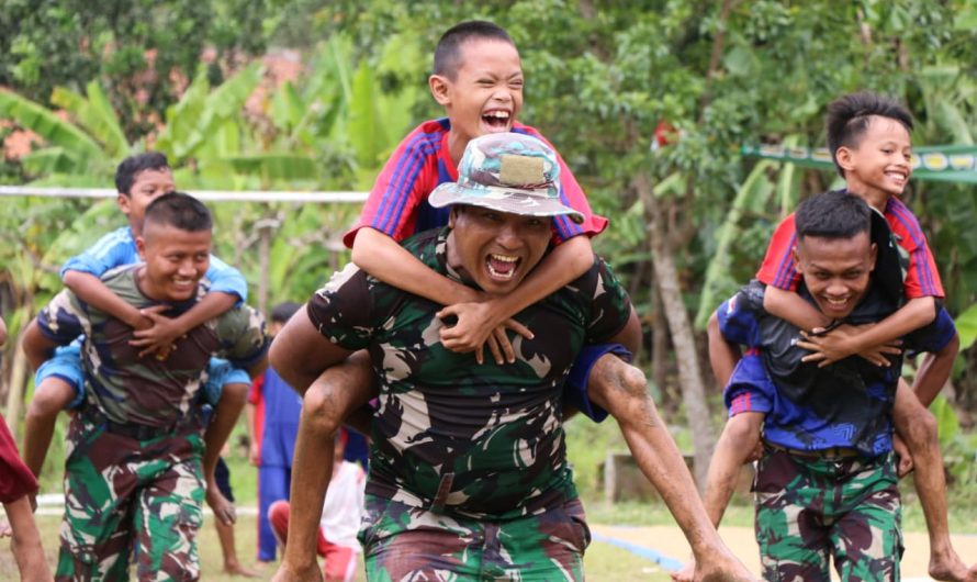TNI dan Anak-anak SDN 2 Sukamulya Tertawa Bersama di Lapangan, Bukti TMMD Hadir dengan Hati