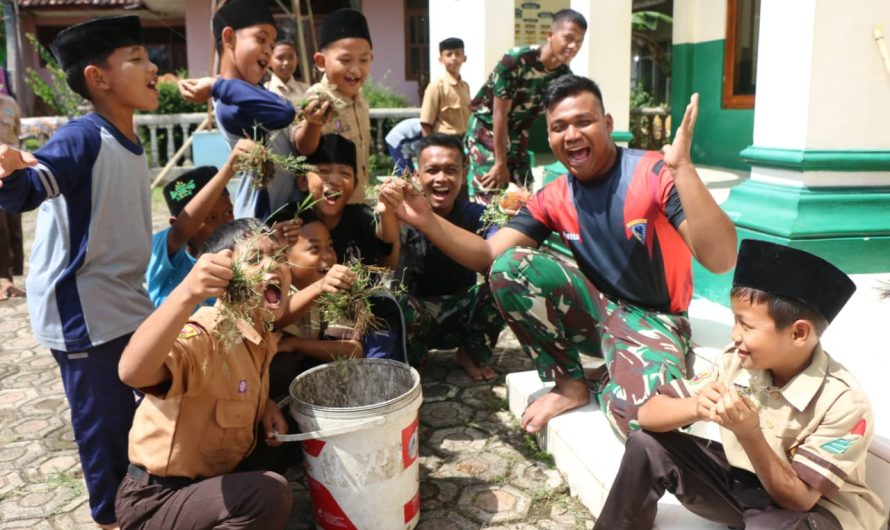 Tingkatkan Pembinaan Teritorial, Satgas TMMD Kodim 0613/Ciamis Laksanakan Pembersihan Masjid Bersama Warga