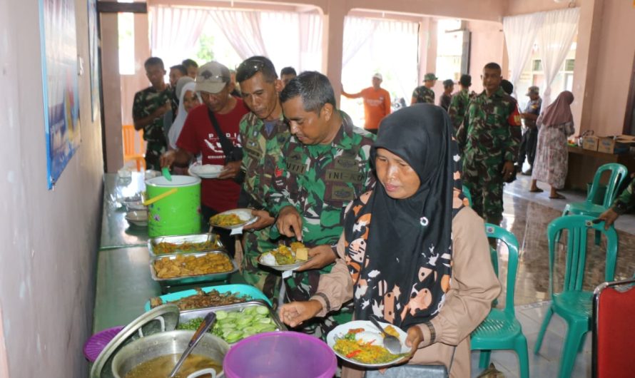 Hangatnya Kebersamaan Perangkat Desa Sukamulya dan Satgas TMMD 126 Saat Makan Bersama