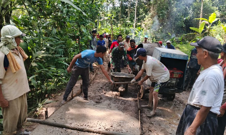 Semangat Gotong Royong Babinsa dan Warga Dadiharja dalam Pembangunan Jalan Wisata Puncak Bakom