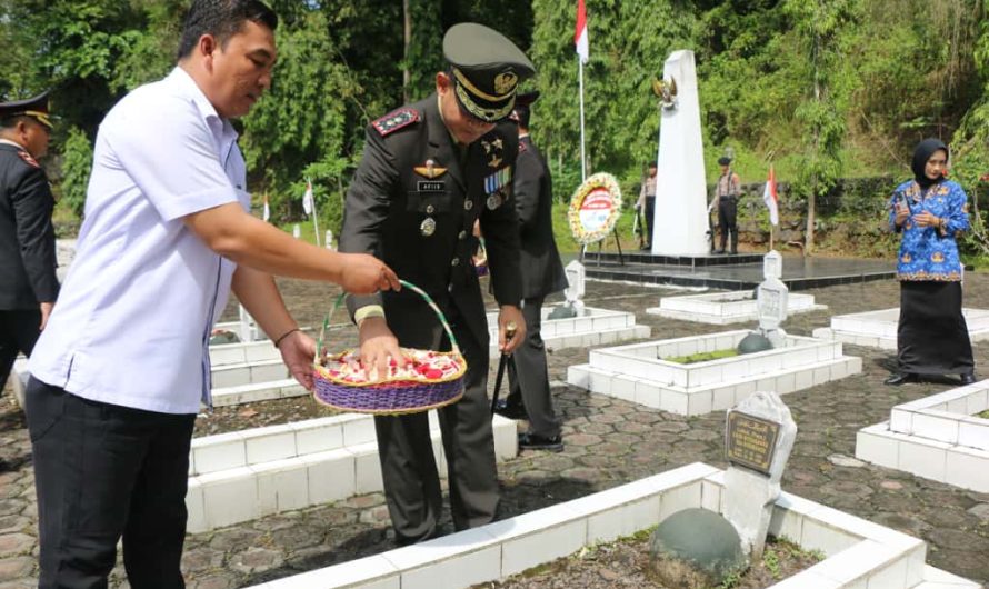 Dandim 0613/Ciamis Pimpin Tabur Bunga di TMP Kusuma Bangsa Peringati Hari Pahlawan 2025