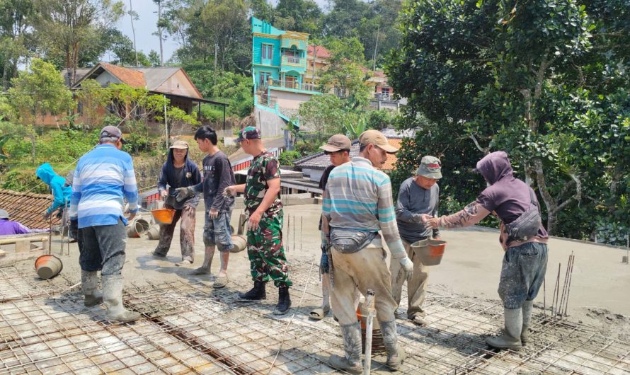 Kepedulian Babinsa Karangpaningal Terlihat dalam Kegiatan Pengecoran Masjid Bersama Warga