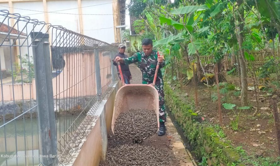 Wujud Kepedulian, Serda Heru Hermawan Turun Tangan Perbaiki Jalan Gang di Desa Sukahurip